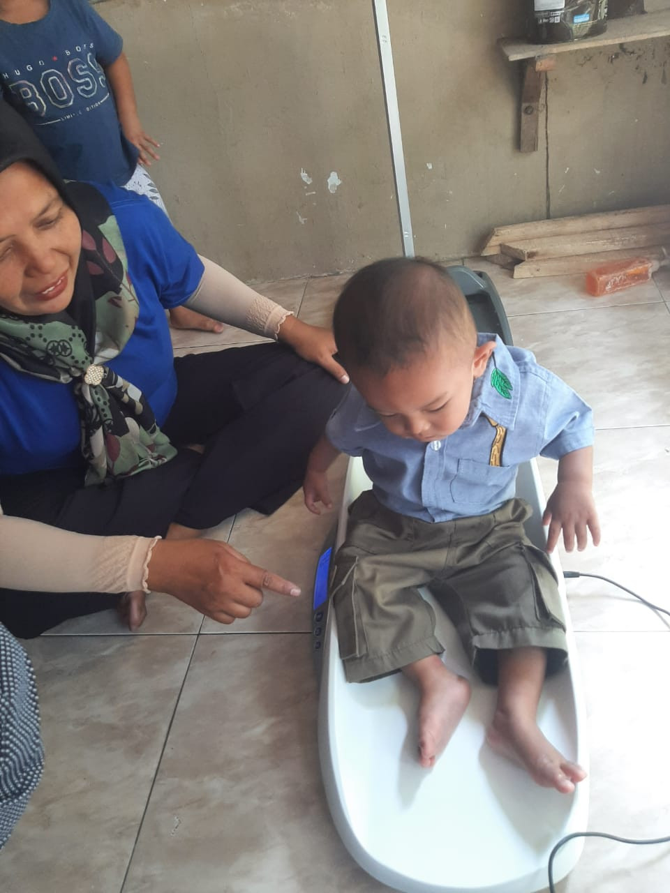 Pengukuran BB ank dibawah 2 th di posyandu Tonggalan