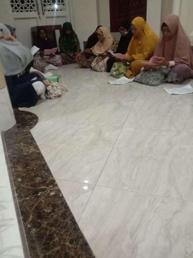 Pengajian rutin malam jumat ibu2 warga krajan