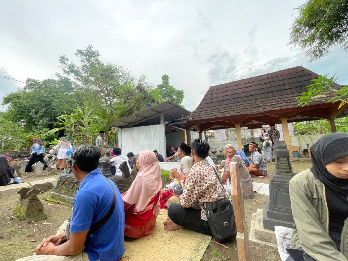 ZIARAH KIBUR BERSAMA WARGA PADUKUHAN BLOTAN DI MAKAM BLOTAN