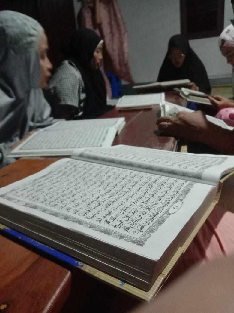 Tadarus Al quran oleh ibu2 warga krajan