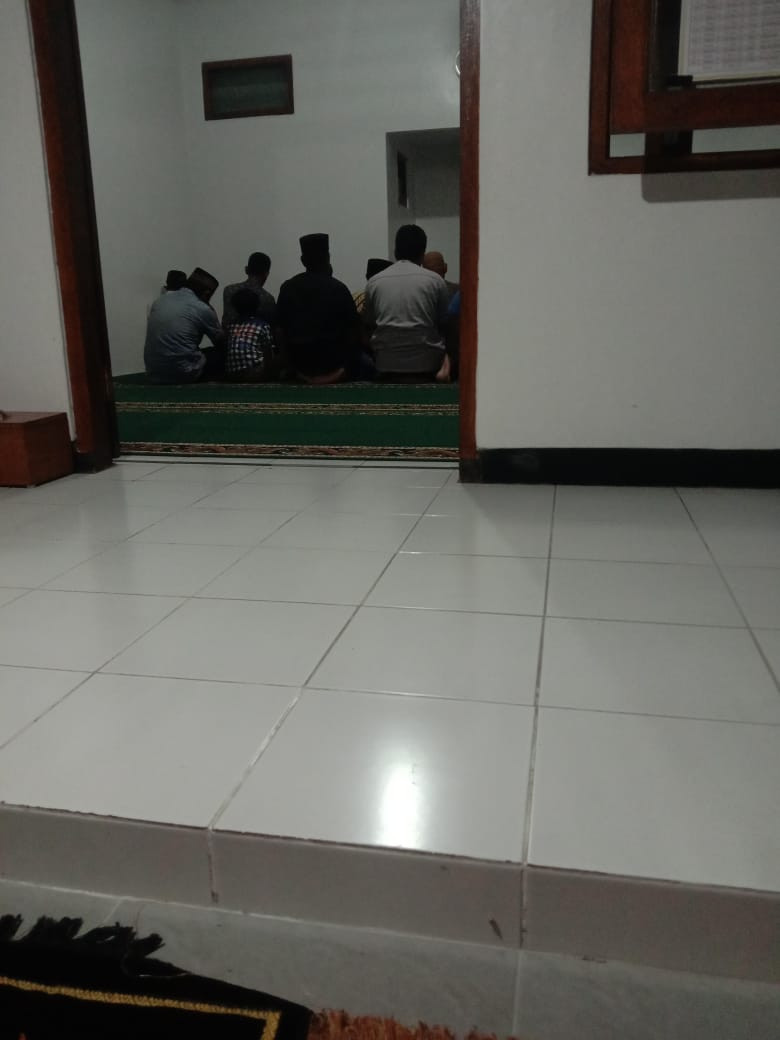 Sholat tarawih berjamaah oleh warga krajan