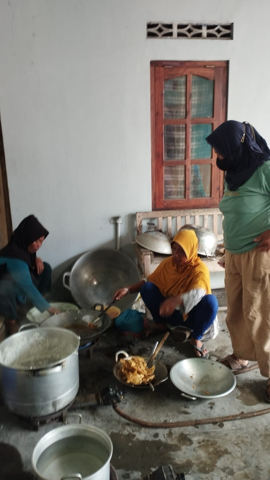 Kegiatan memasak untuk sur tanah / kenduri di Padukuhan Malangrerjo