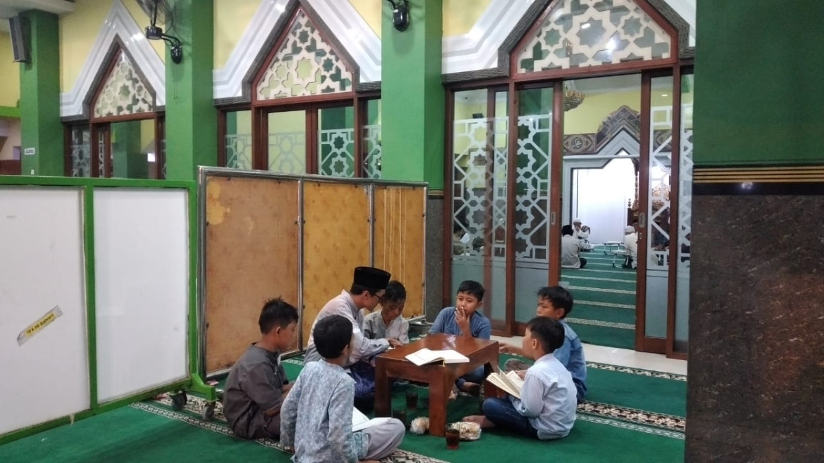 TADARUS ANAK2 DI MASJID AR RAHMAH MALANGREJO