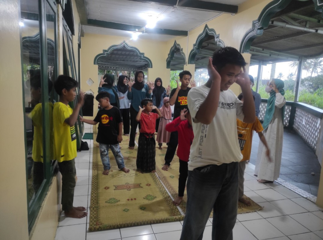 Latian sholat santriwan/santriwati dusun sawahan kidul