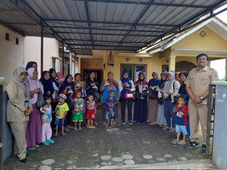 Foto bersama penerima PMT Pecah Ranting dengan ibu Yayah dan mas Danang di toko bu Hesti Sanggrahan