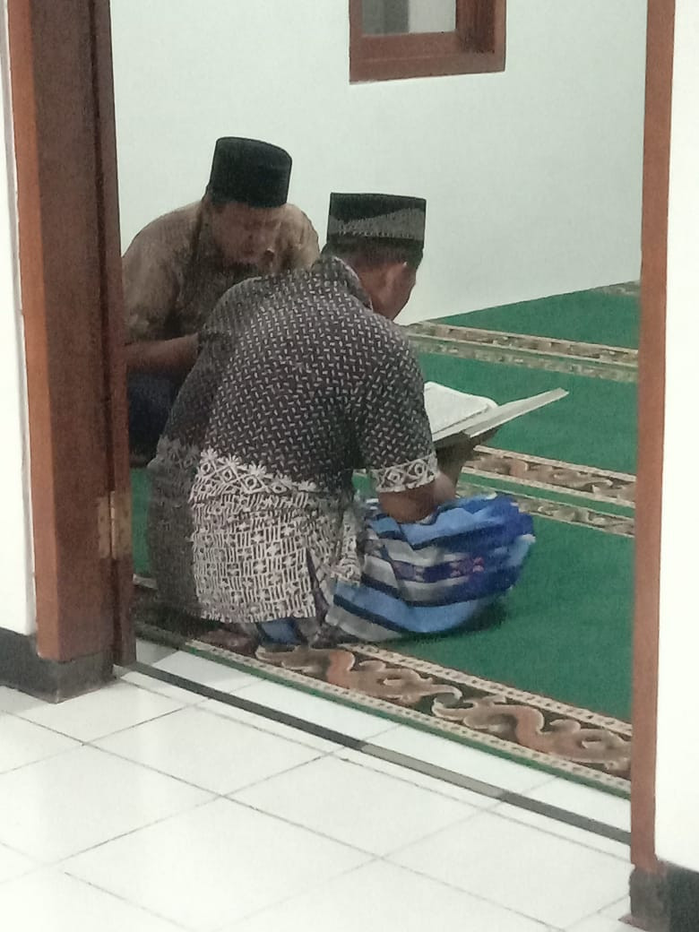 Tadarus Al quran oleh Bapak2 warga krajan