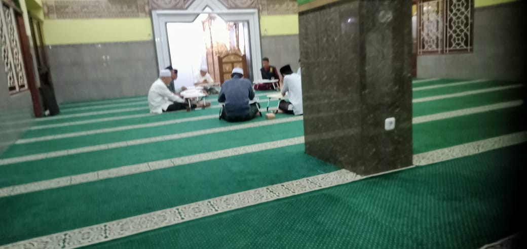 Tadarus Al-Qur'an bapak bapak dan santri Daru Hiro masjid Ar Rohmah Malangrejo