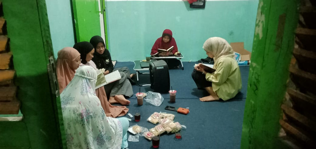 Tadarus Al-Qur'an Irisma putri masjid Ar Rohmah Malangrejo