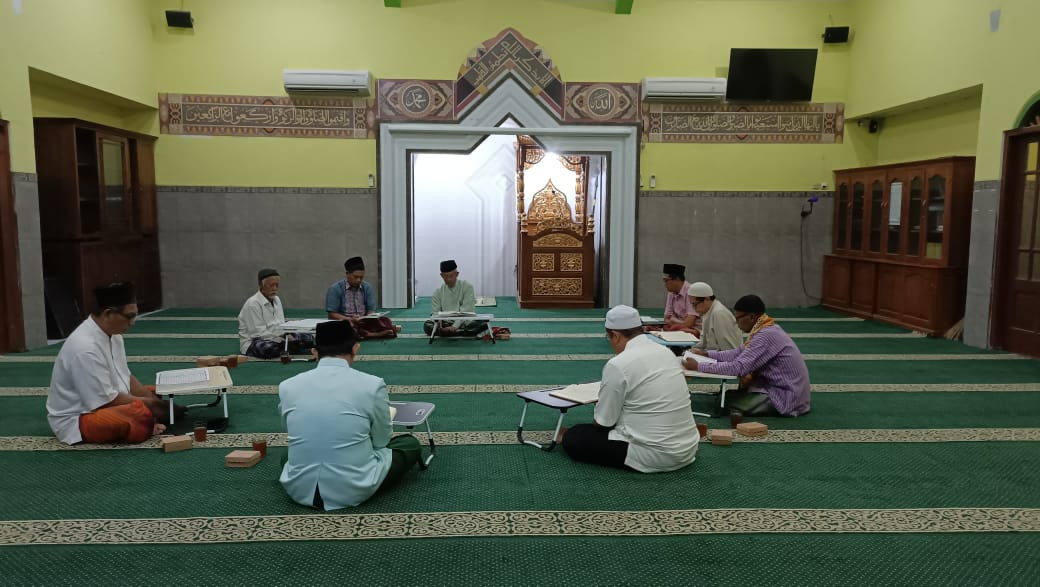 Tadarus Al-Qur'an bapak 2 masjid Ar Rohmah Malangrejo