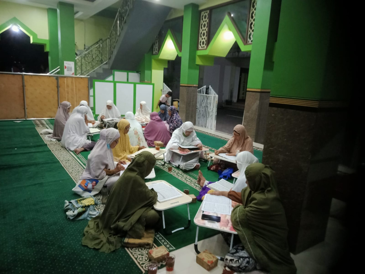 Tadarus Al-Qur'an ibu2 masjid Ar Rohmah Malangrejo