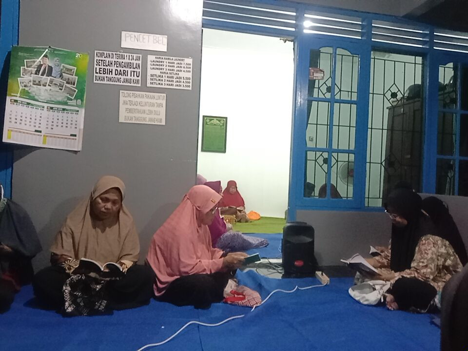 Kegiatan rutinan yasinan ibu ibu warga RT 03 dirumah ibu Siti asmonah gebang jetis wedomartani