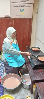 Menyiapkan menu PMT lokal oleh kader Kregan Sanggrahan