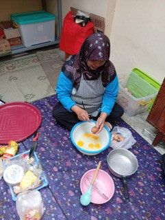 Proses memasak menu PMT lokal oleh kader Sanggrahan