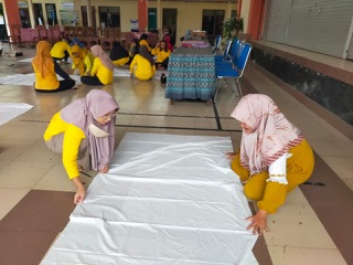 Ketrampilan membuat seragam “jumputan” diikuti kader Sanggrahan