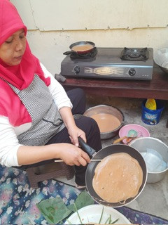 Kegiatan memasak menu PMT lokal oleh kader Sanggrahan