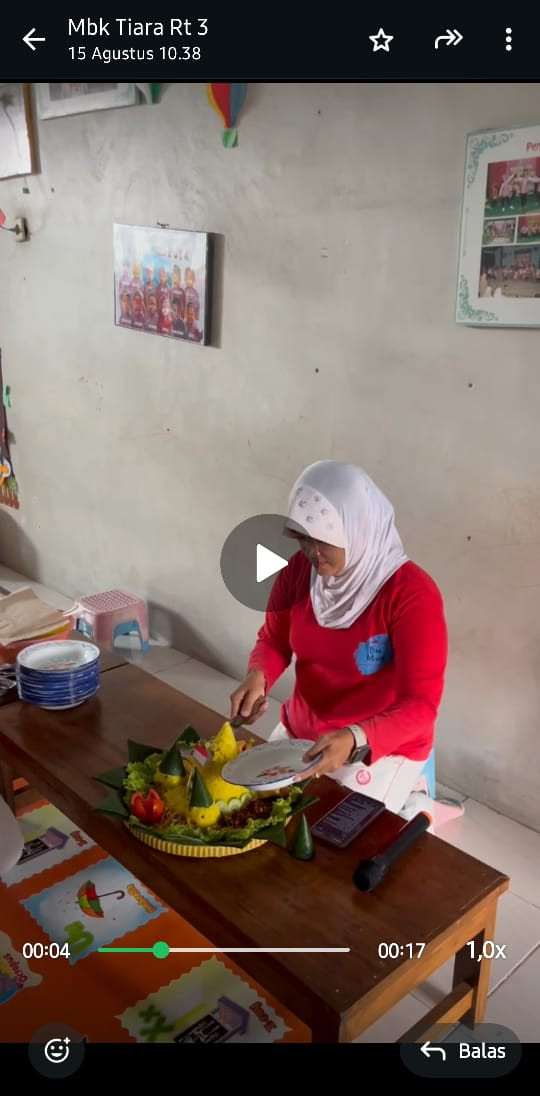 Kegiatan Potong tumpeng dalam rangka merayakan HUT RI ke 80 di KB PKK Mutiara Hati Malangrejo