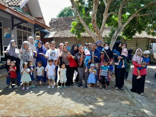 Foto bersama balita & ibu balita penerima PMT pecah ranting di Sanggrahan