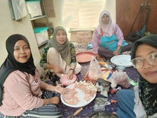 Kegiatan memasak menu PMT lokal oleh kader Sanggrahan