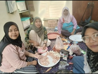 Kegiatan memasak menu PMT lokal oleh kader Sanggrahan