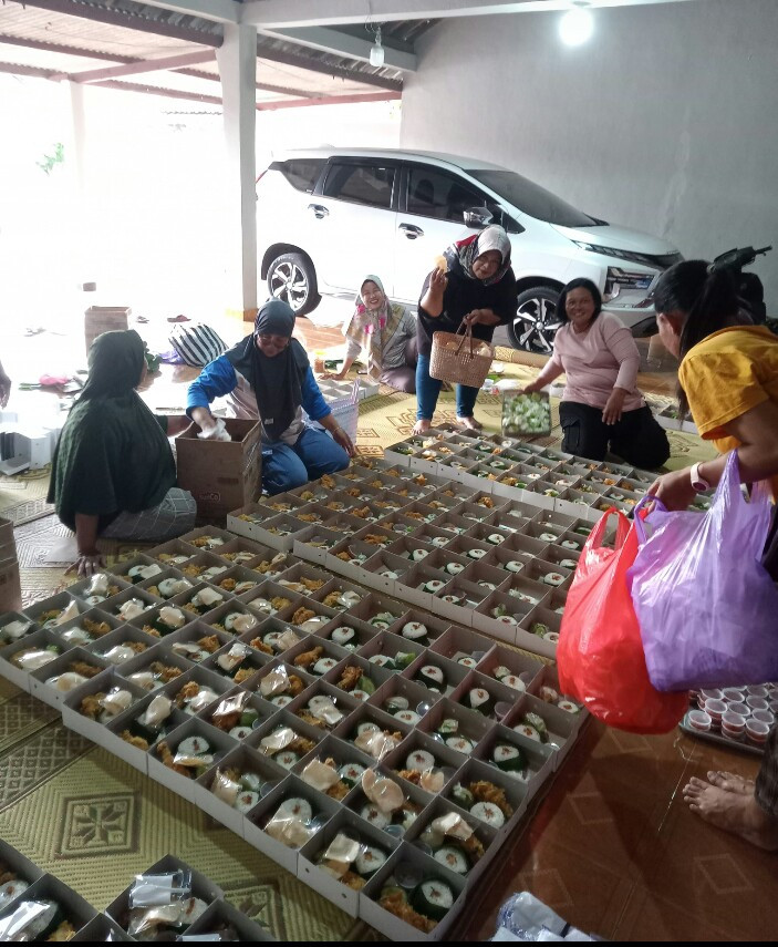 Gotong royong ibu ibu pkk mempersupkan nasi kotak pengajian malam selasa legi saren