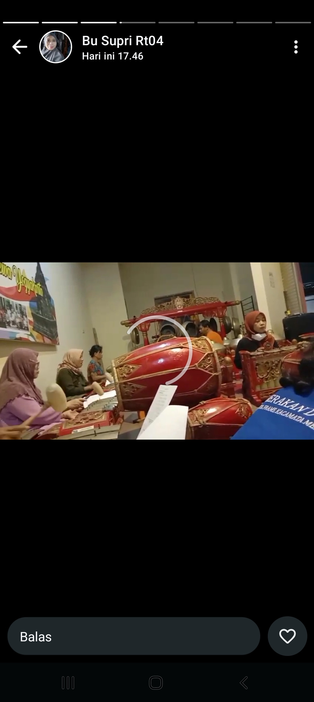 Latihan rutin gamelan karawitan oleh warga krajan