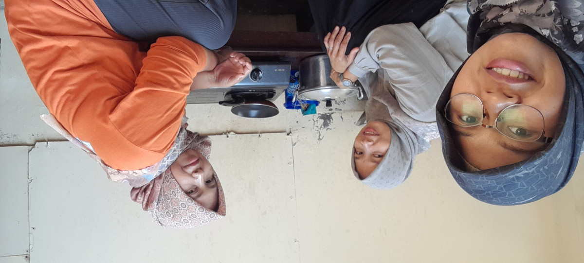 proses memasak PMT lokal utk Bumil oleh kader Krajan