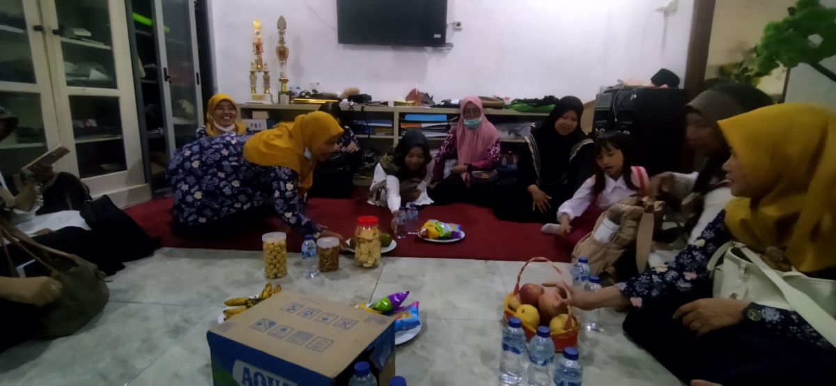 Menjenguk warga RW 38 Tegalsari yang sedang sakit