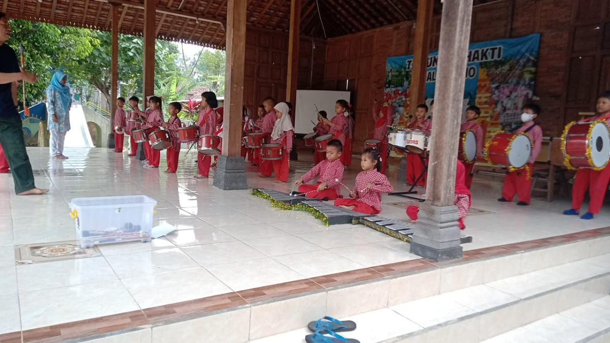 Latihan drumband tim 1   Tk Tunas Bhakti Malangrejo