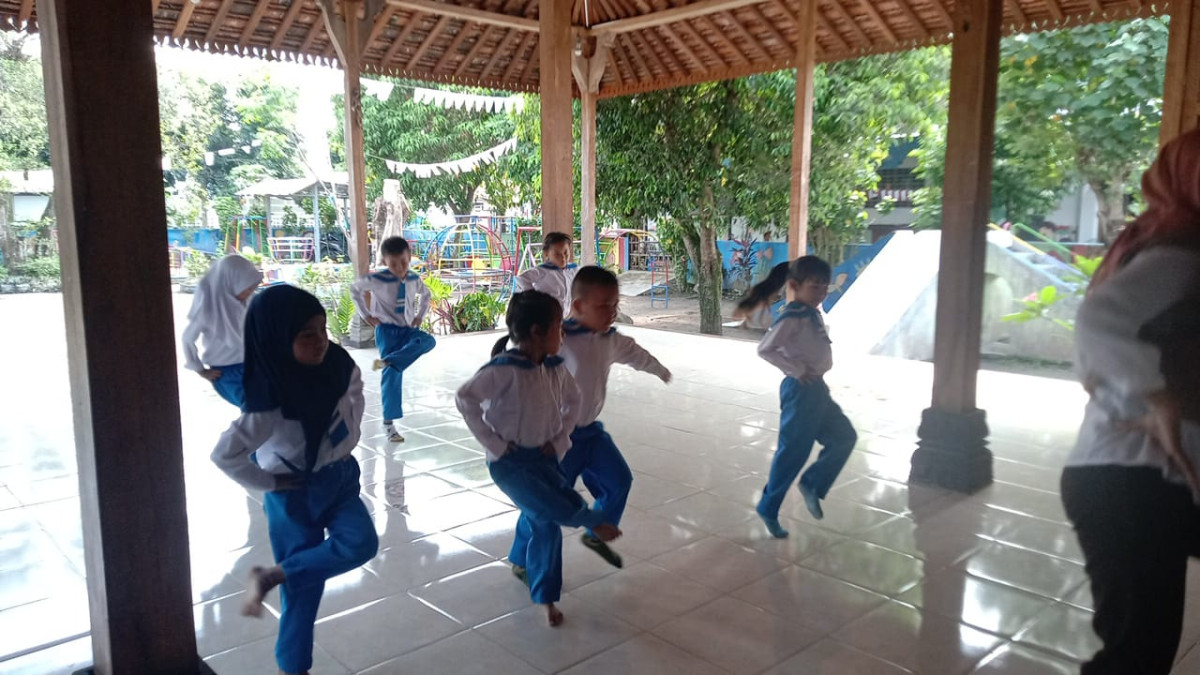 Kegiatan latihan menari TK Tunas Bhakti Malangrejo