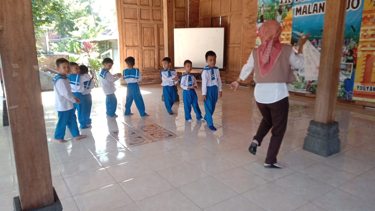 Latihan menari TK Tunas Bhakti Malangrejo