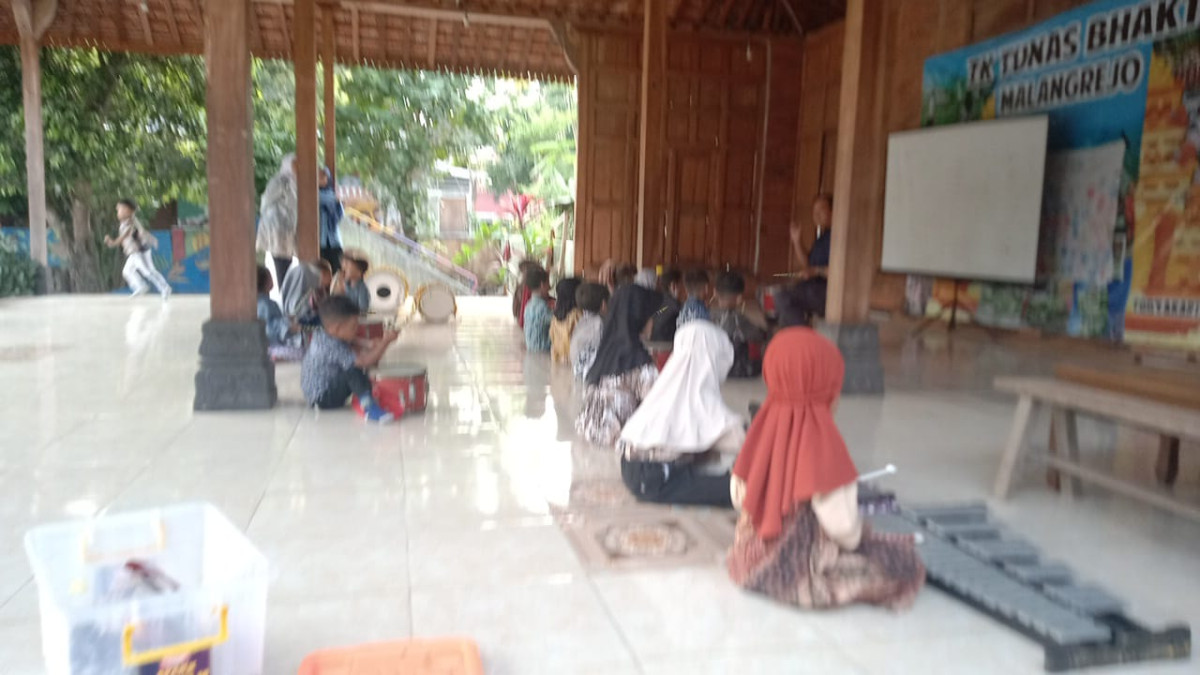 Latihan drumband tim 2   Tk Tunas Bhakti Malangrejo