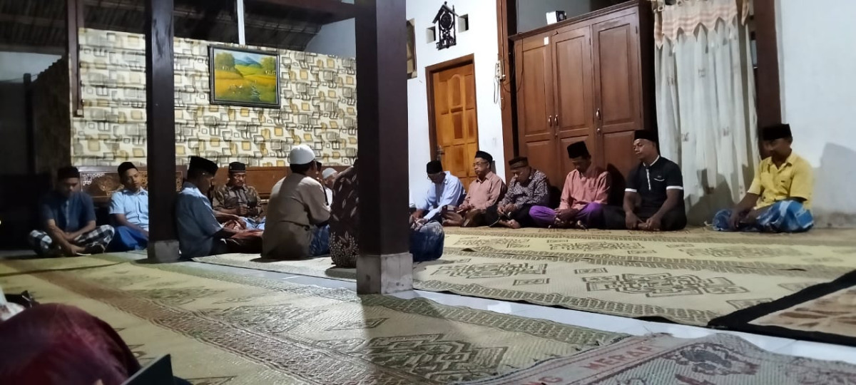 Amalan rutin yasinan mlm jumat warga rw 02 gedongan lor