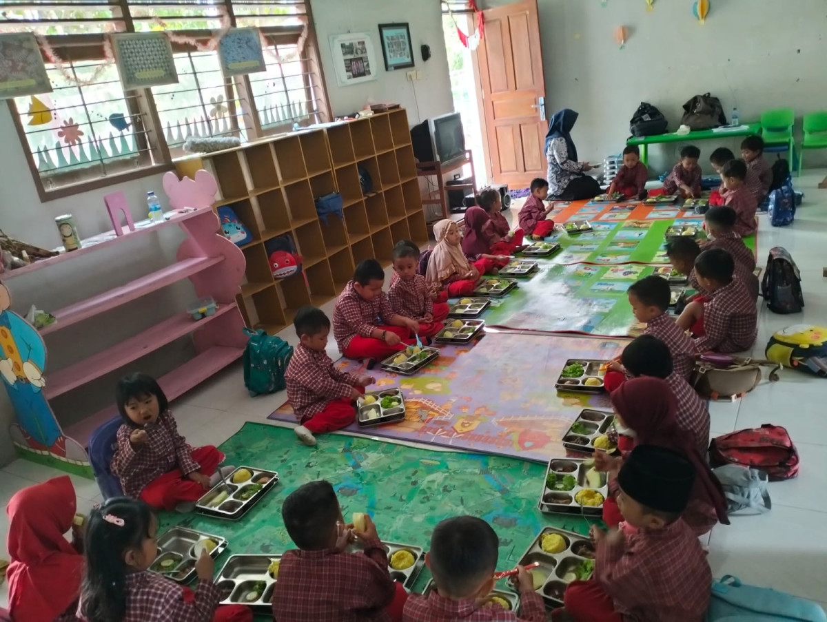 Makan bersama dari program MBG di mutiara hati Malangrejo