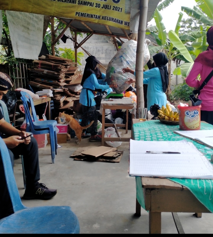 Kegiatan bank sampah Resik Asri Karanganyar
