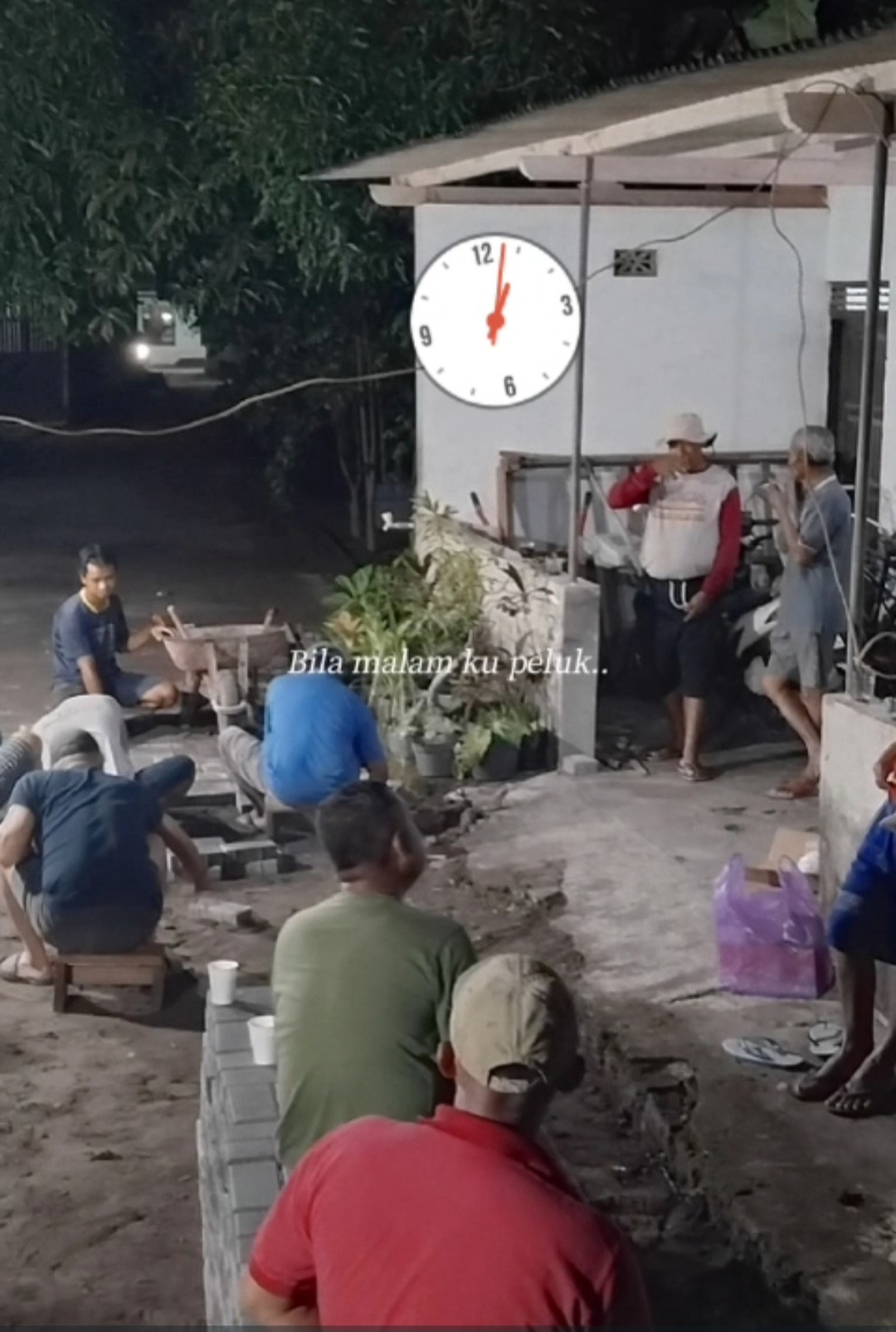 Gotong Royong Pemasangan Paving Blok Jalan Parikesit RT 02 Pokoh