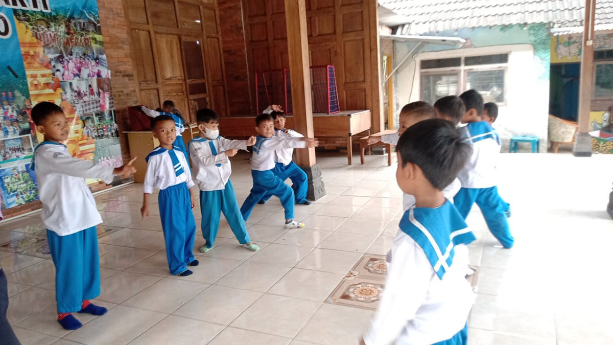Latihan menari TK Tunas Bhakti Malangrejo