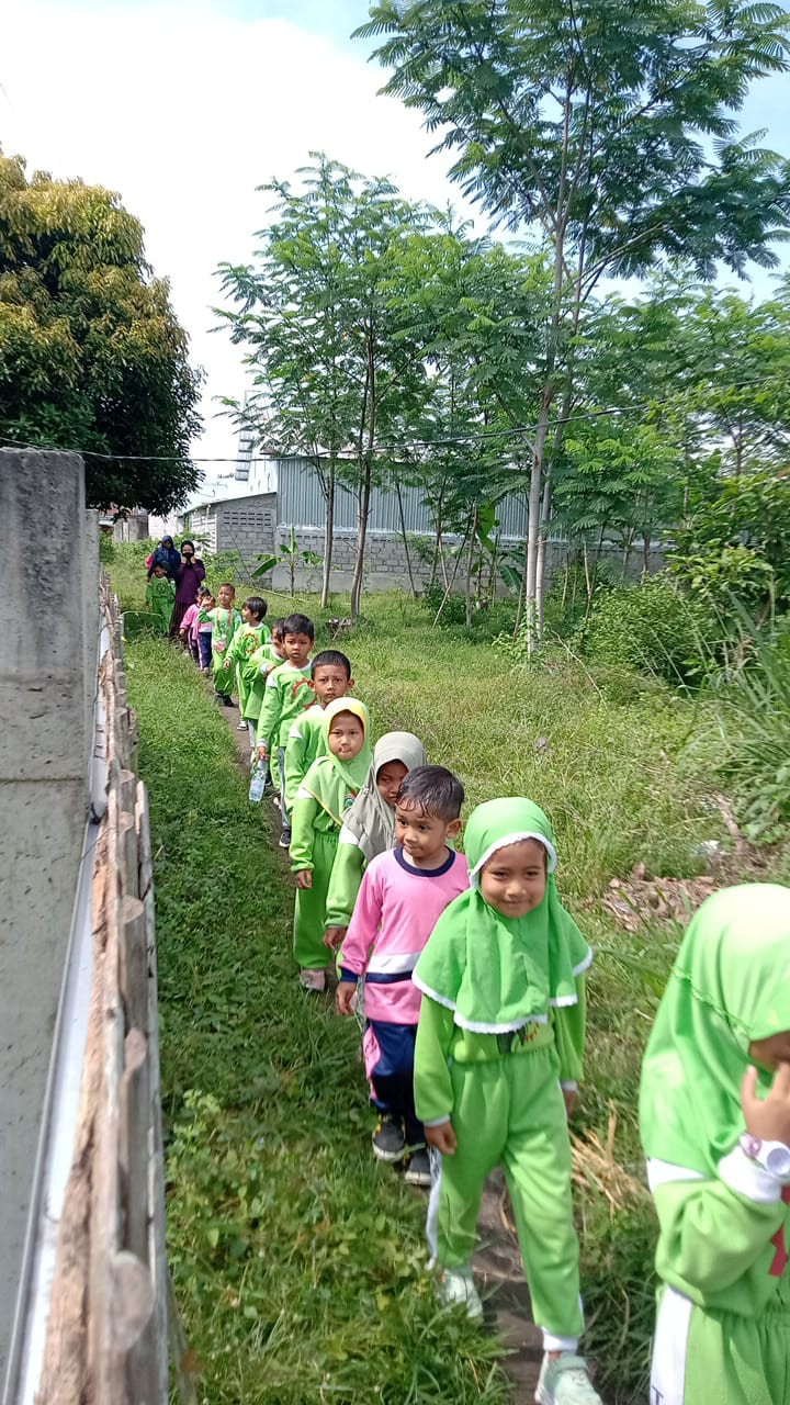 Jalan- jalan pengenalan lingkungan sekitar oleh  TK Tunas Bhakti Malangrejo