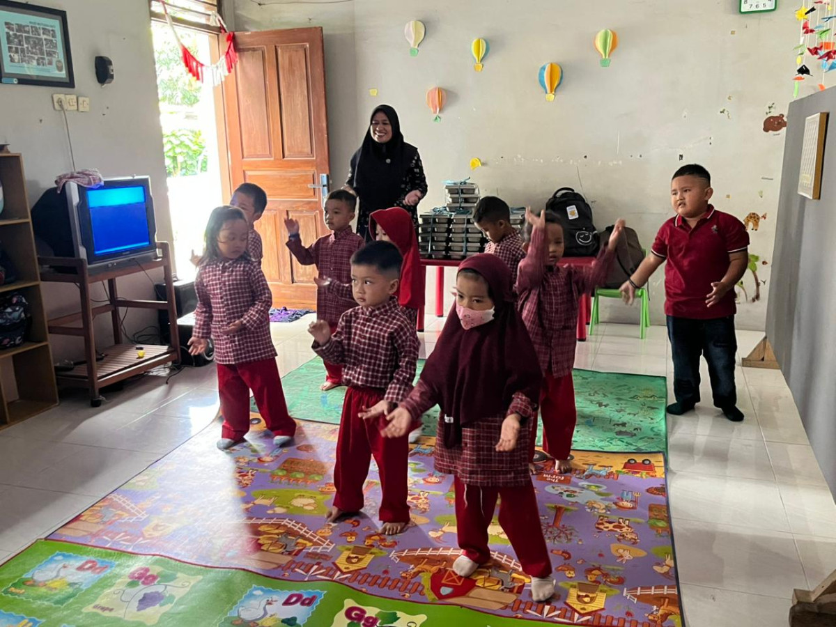 Kegiatan latihan dolanan anak Cublak-cublak suweng oleh KB PKK MUtiara Hati dalam rangka persiapan Gebyar Paud Wedomartani