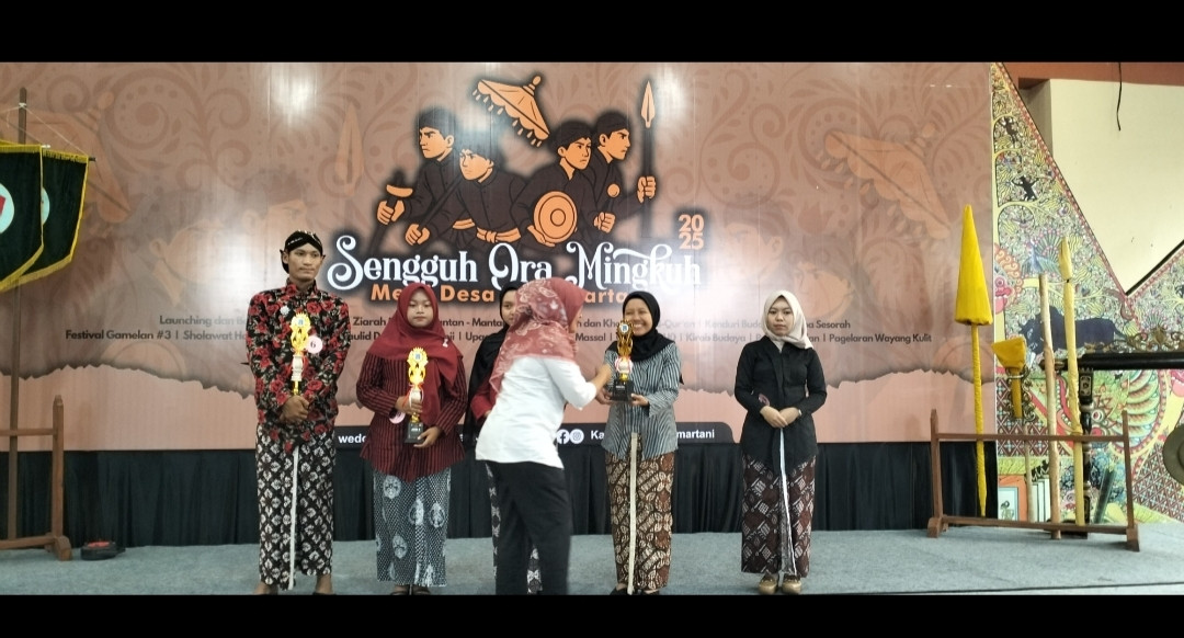 Pemberian Hadiah Lomba Sesorah Warga Padukuhan Wonosari