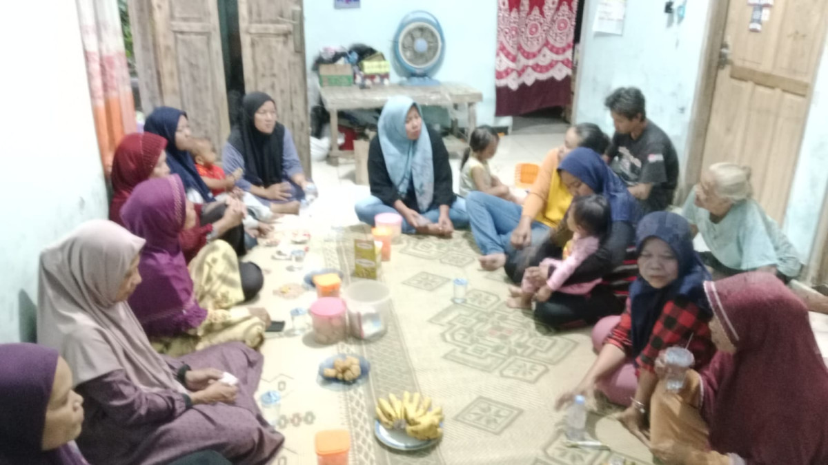 Kegiatan Ibu-ibu Rt.06 Sempu membesuk orang sakit (Bpk Mardiono)