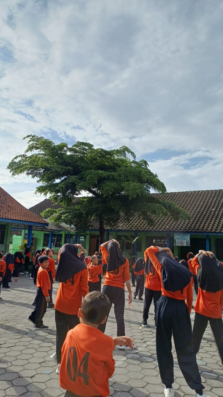 Senam pagi di SD Sempu