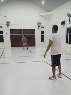 Latihan bulutangkis warga Sanggrahan