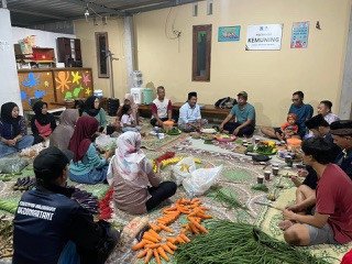 Gotong royong membuat gunungan merti desa diikuti kader Sanggrahan