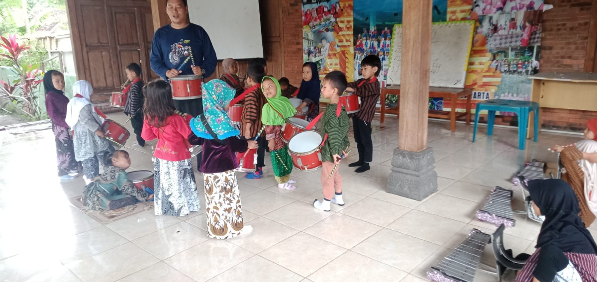 Latihan drumband tim 2 TK Tunas Bhakti Malangrejo