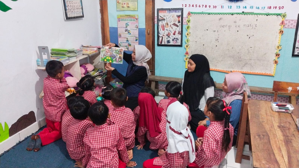 PROGRAM ORANG TUA MENGAJAR DI KELAS TK TUNAS BAKTI MALANGREJO
