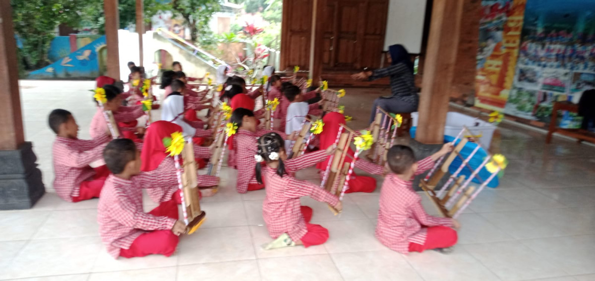 Latihan angklung Peserta kelompok B1 dan B2  TK TUNAS BHAKTI Malangrejo