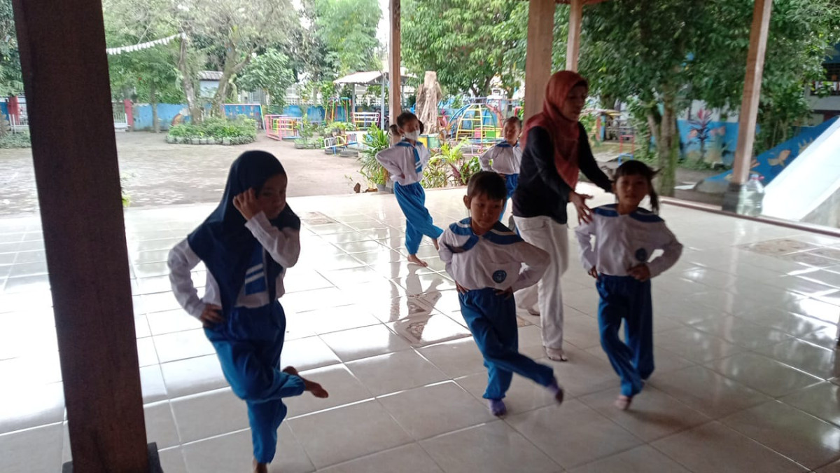 Latihan menari TK Tunas Bhakti Malangrejo