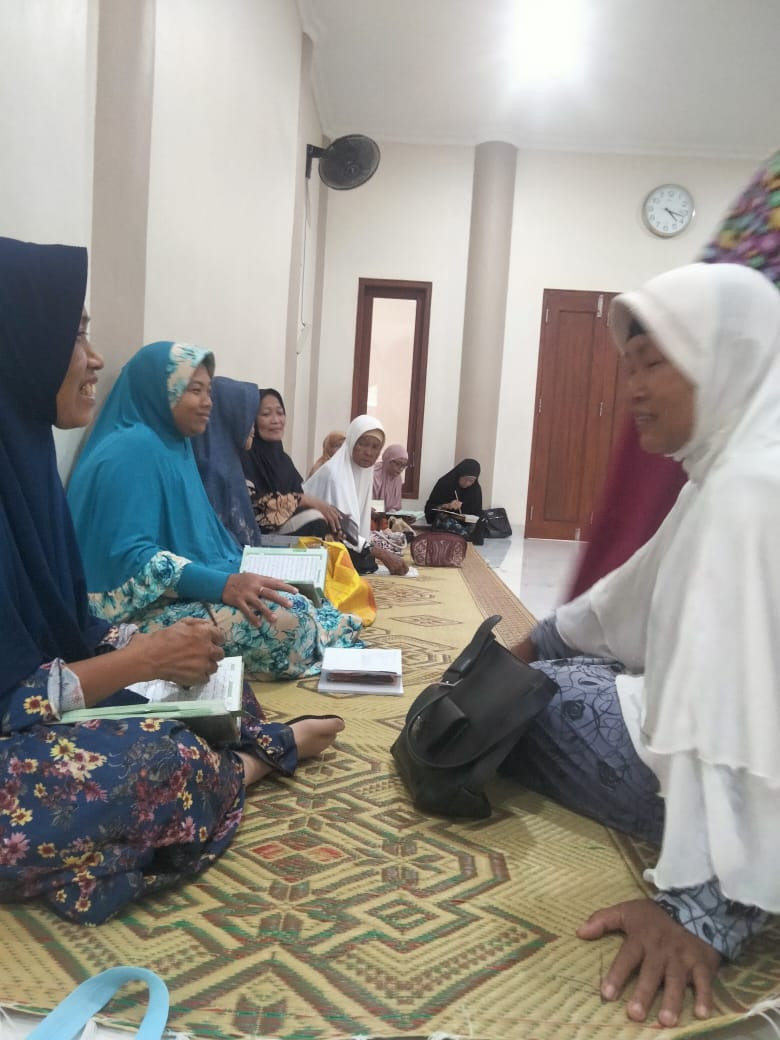 Belajar metode Tahsin Klmpok pengajian Ibu2 warga Krajan