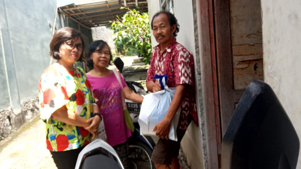 Warga penerima bantuan sembako