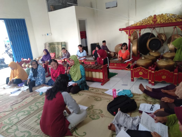 latihan karawitan ibu ibu PKK dalam rangka persiapan Merti Dusun